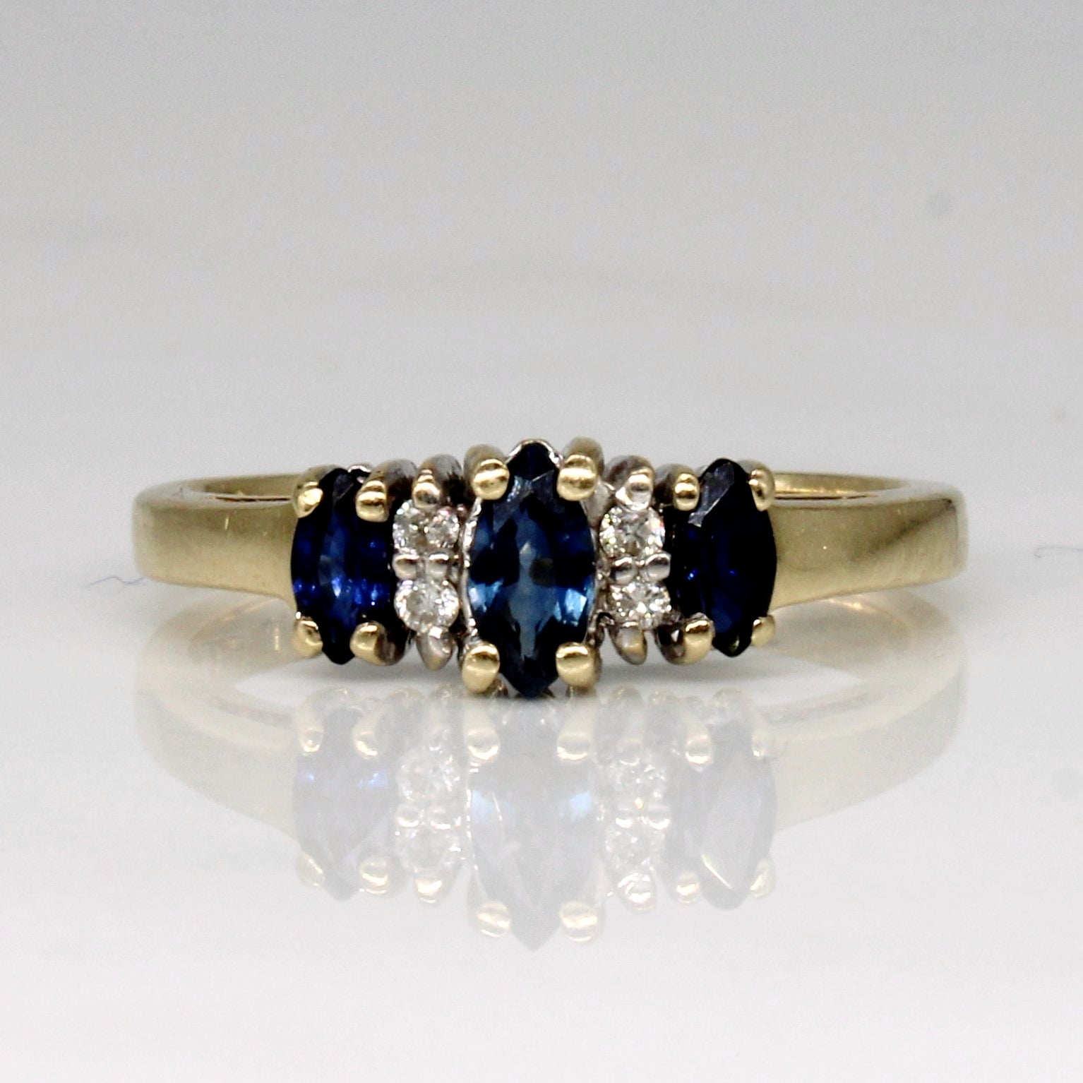 Bague marquise trois pierres saphir et diamant | 0,29 ct, 0,03 ct | Taille 4,25 | 