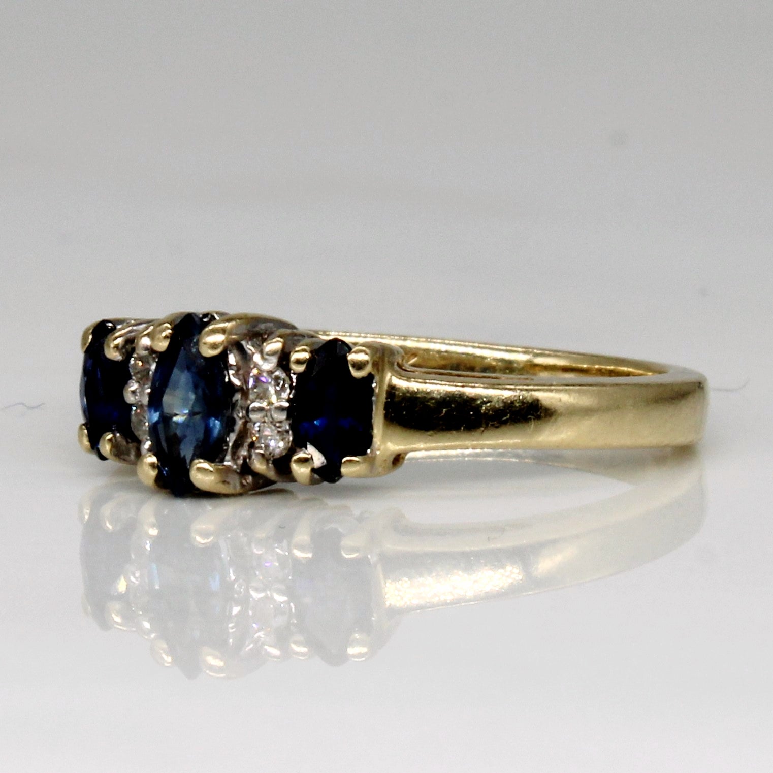 Bague marquise trois pierres saphir et diamant | 0,29 ct, 0,03 ct | Taille 4,25 | 