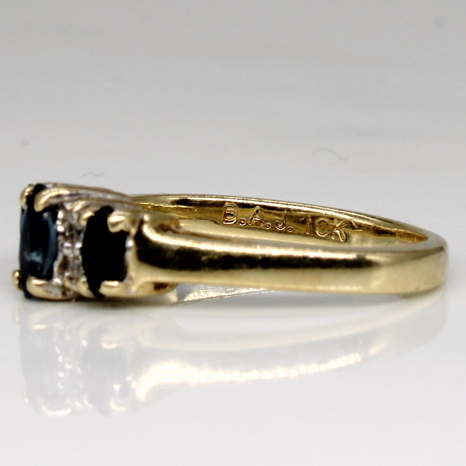 Bague marquise trois pierres saphir et diamant | 0,29 ct, 0,03 ct | Taille 4,25 | 