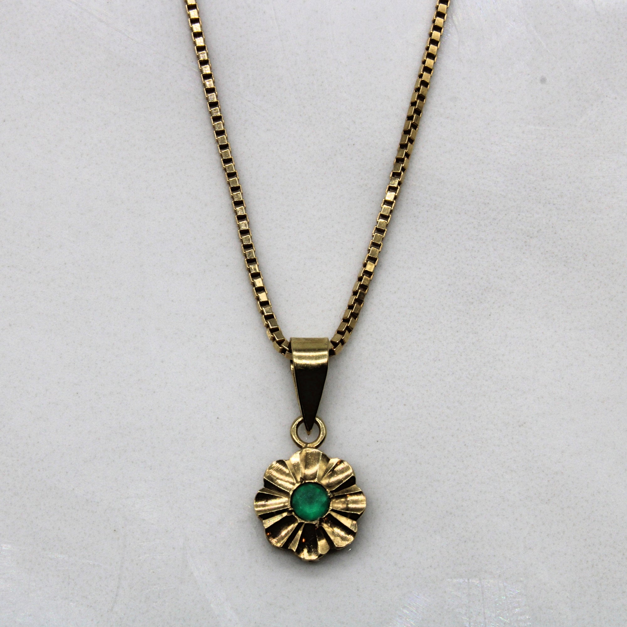 Green Quartz Flower Pendant Necklace | 0.04ct | 15