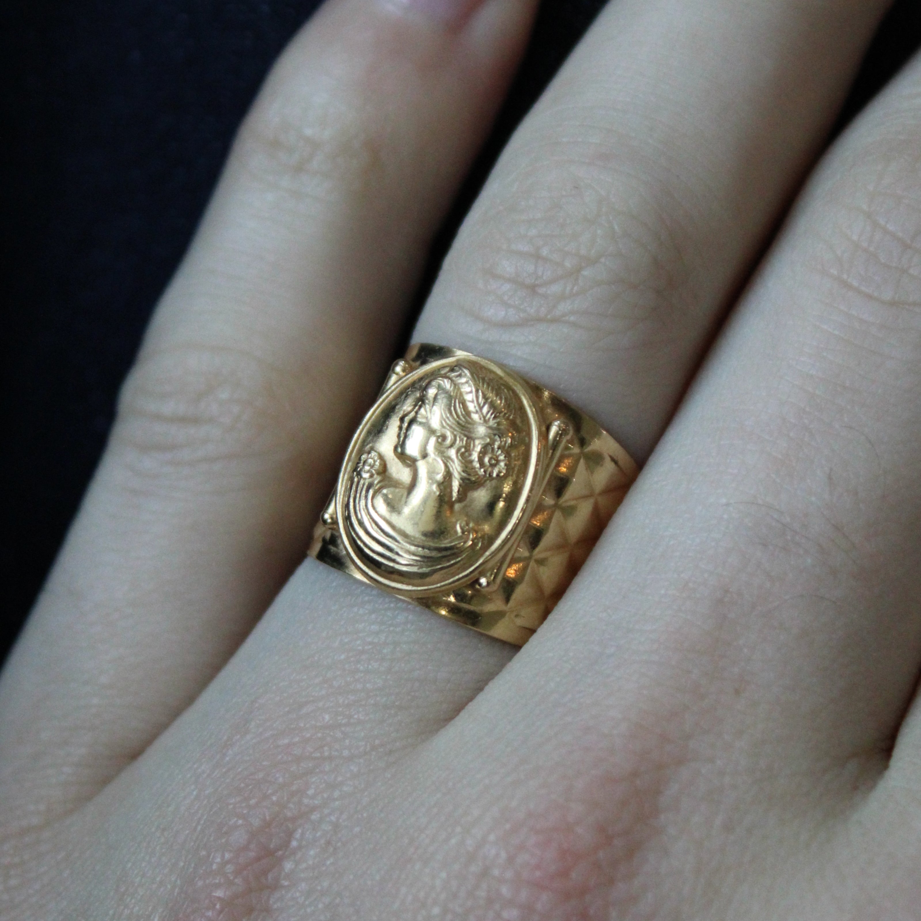 18k Yellow Gold Portrait Ring | SZ 8 |