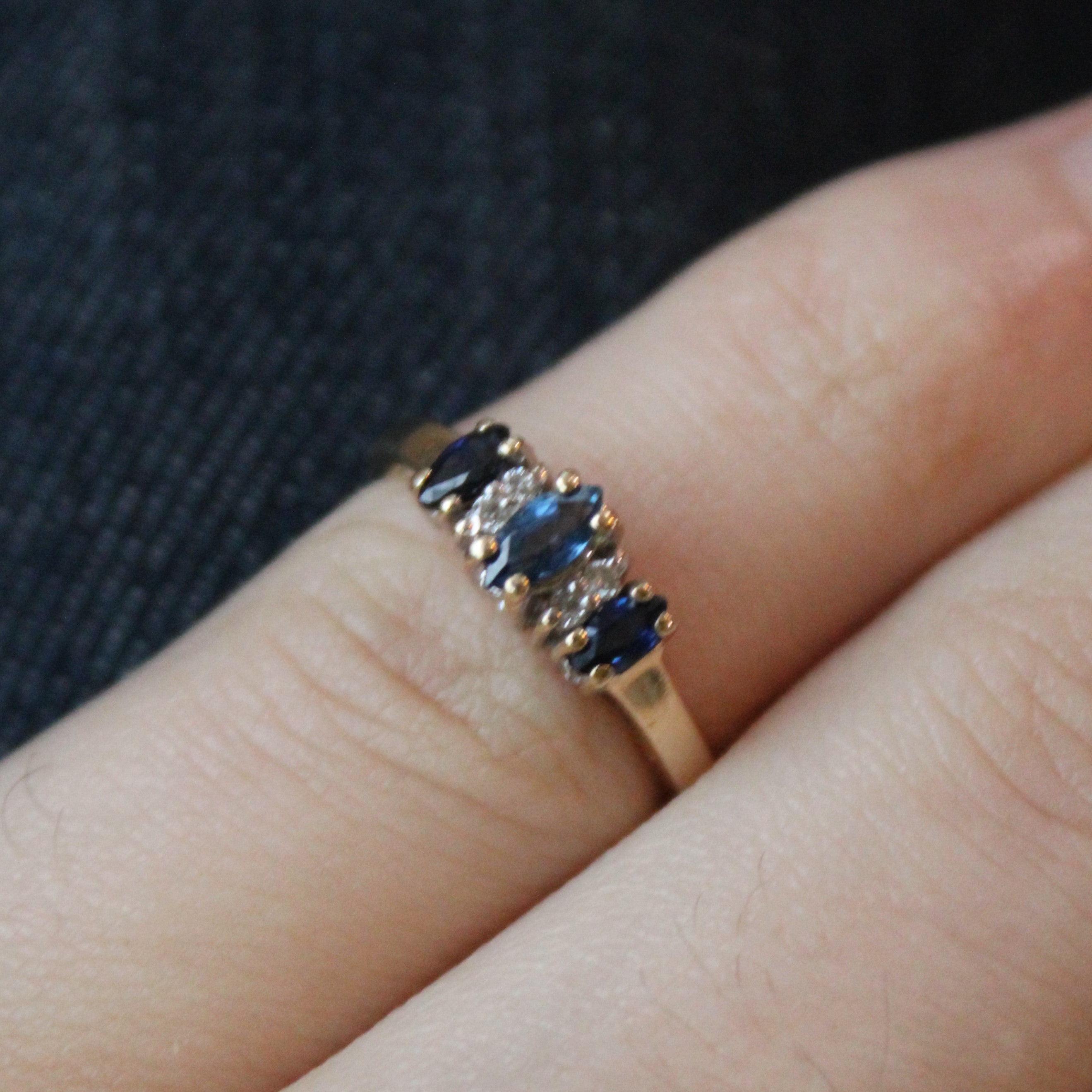 Bague marquise trois pierres saphir et diamant | 0,29 ct, 0,03 ct | Taille 4,25 | 