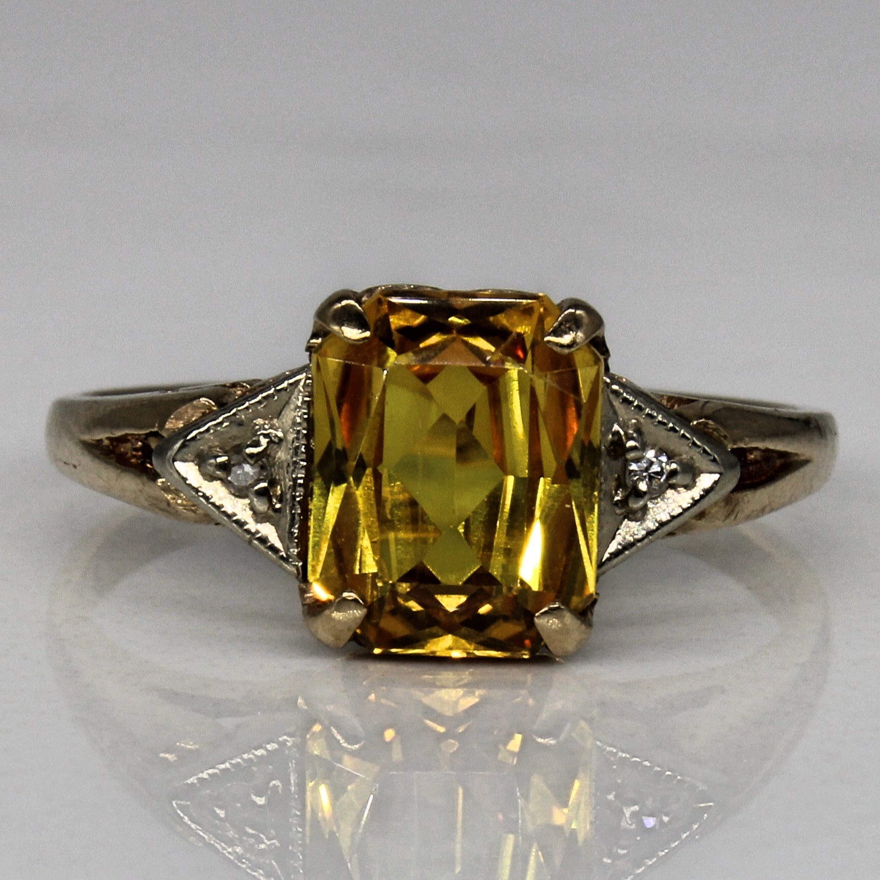 Bague en saphir jaune synthétique et diamants | 2,02 ct, 0,01 ct au total | Taille 6,5 | 