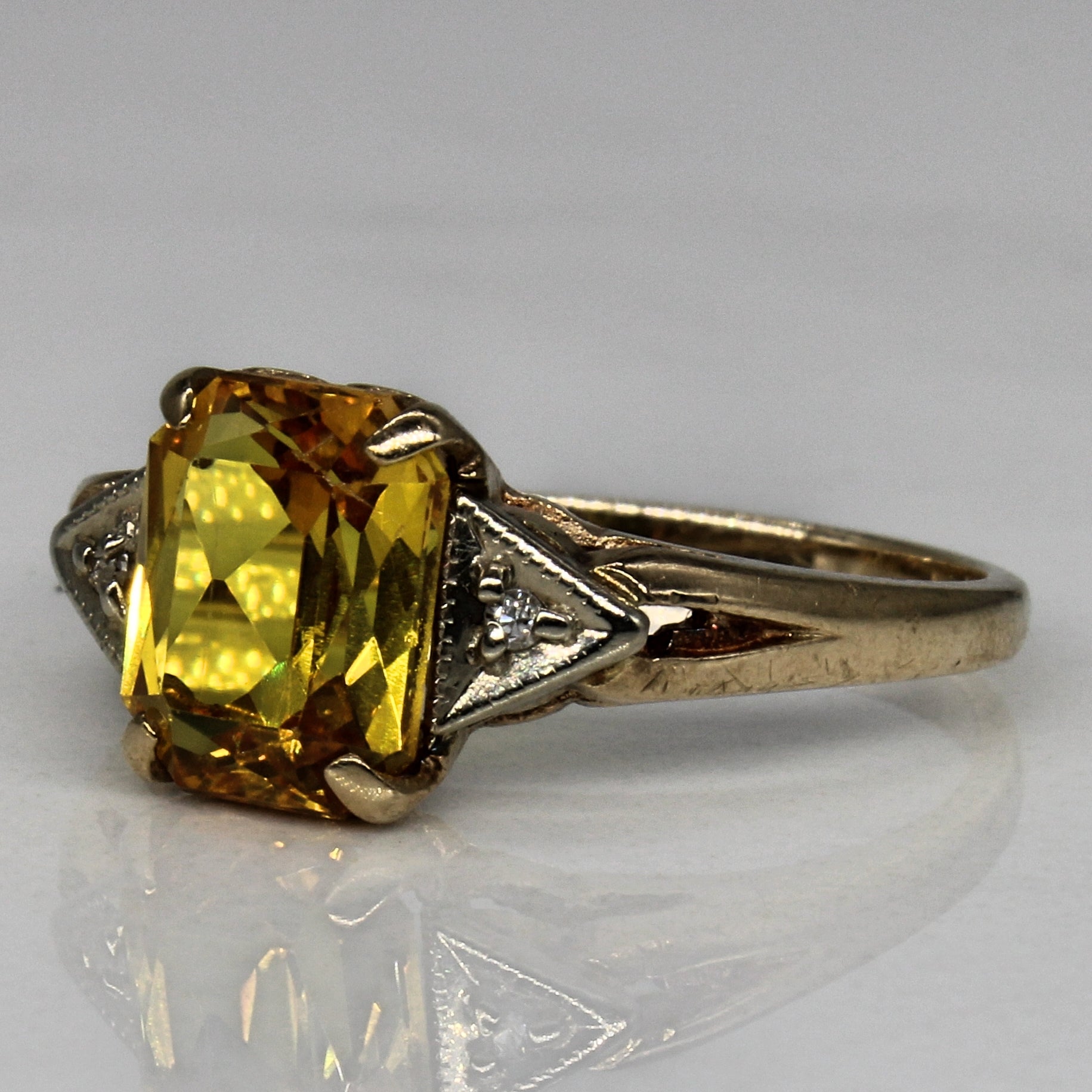 Bague en saphir jaune synthétique et diamants | 2,02 ct, 0,01 ct au total | Taille 6,5 | 
