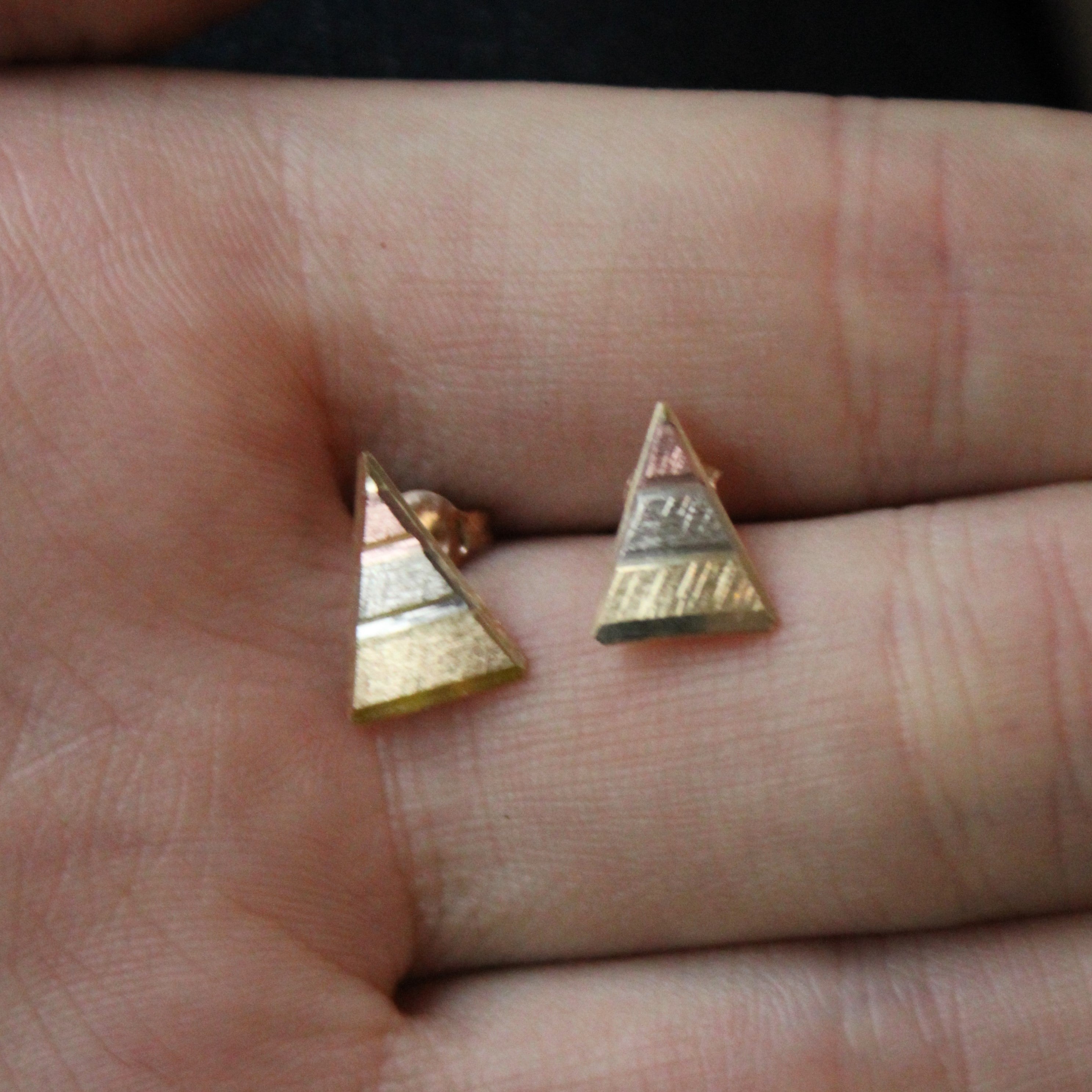 Boucles d'oreilles triangulaires dorées tricolores | 