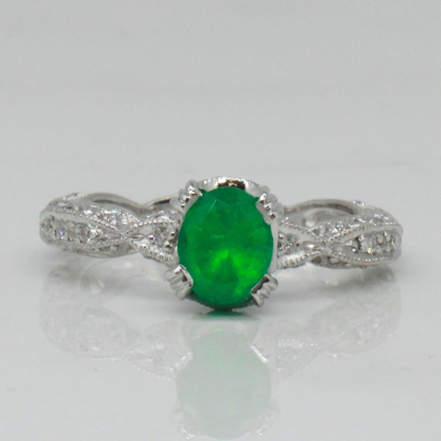 Bague de fiançailles en émeraude et diamants sertis millegrain | 0,77 ct, 0,28 ct au total | Taille 6 | 