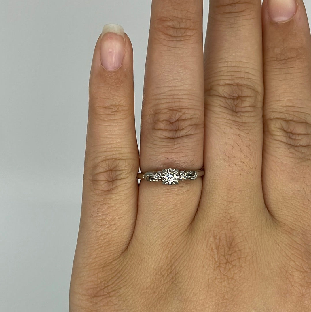 Retro Diamond Three Stone Ring | 0.10ctw | SZ 8 |