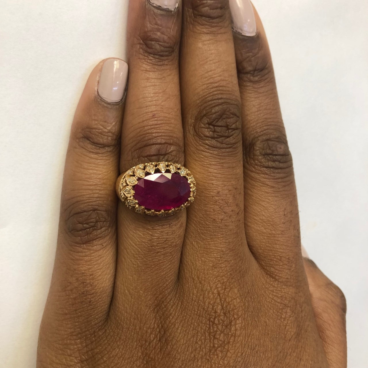 Bague dôme en filigrane rubis et diamants | 4,8 ct, 0,16 ct au total | Taille 7,25 | 